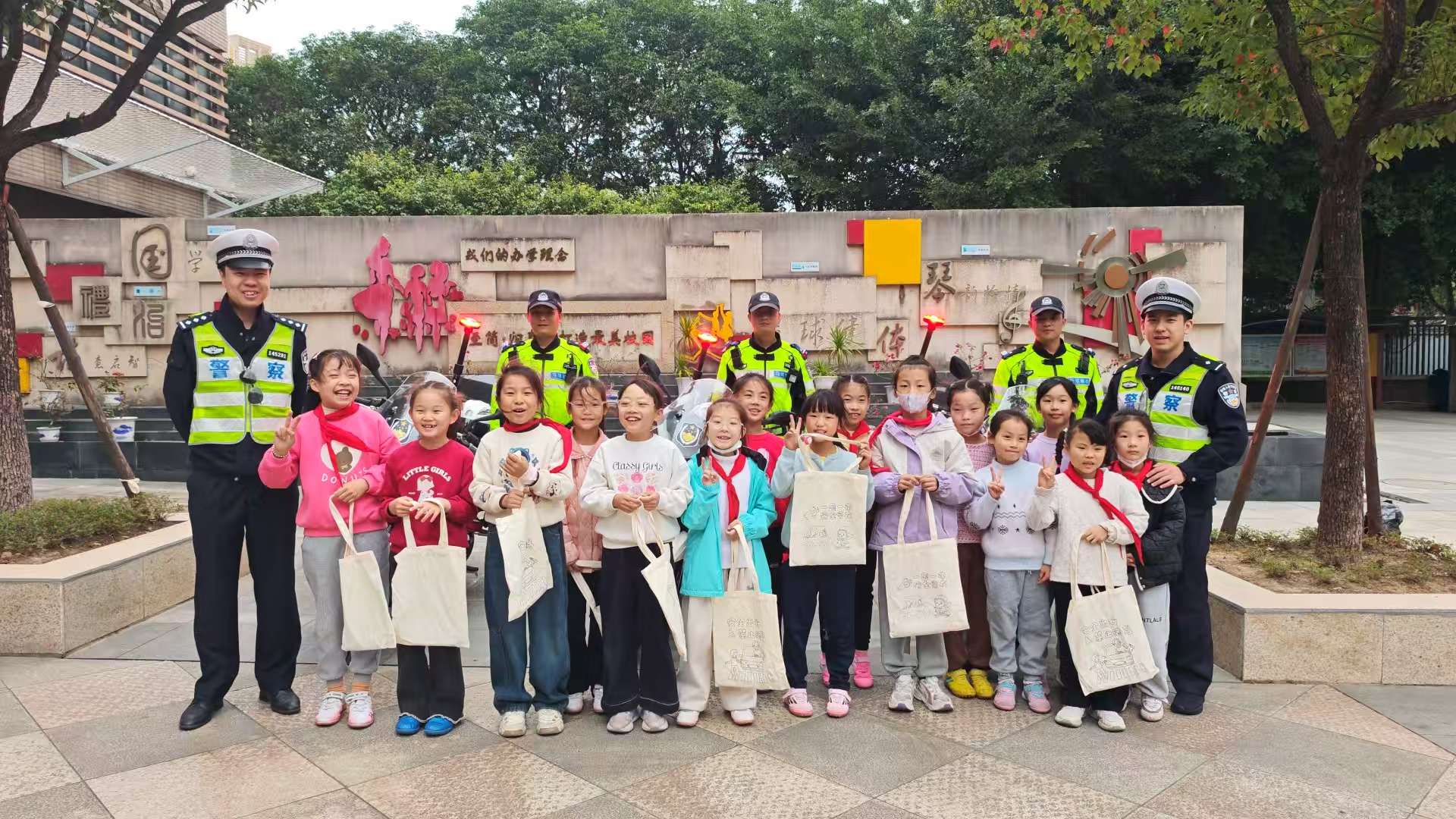 一脈藏藍守平安 "警二代"交警熊超的忠誠答卷