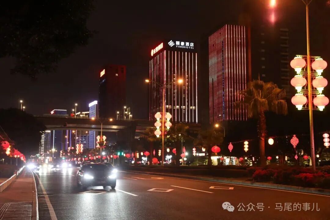 馬尾區(qū)元旦氛圍濃厚 街景燈飾點(diǎn)亮城市